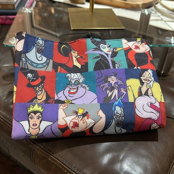 Disney® Villians Colorful Print Cover, Tote Bag. Velcro Closure NWT, uncarried! - Picture 10 of 12